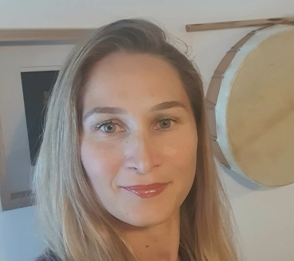 Samantha Daniel gère la société Entre Deux Mondes. Elle propose des soins énergétiques aux soignantes, aux enfants malades et aux parents.