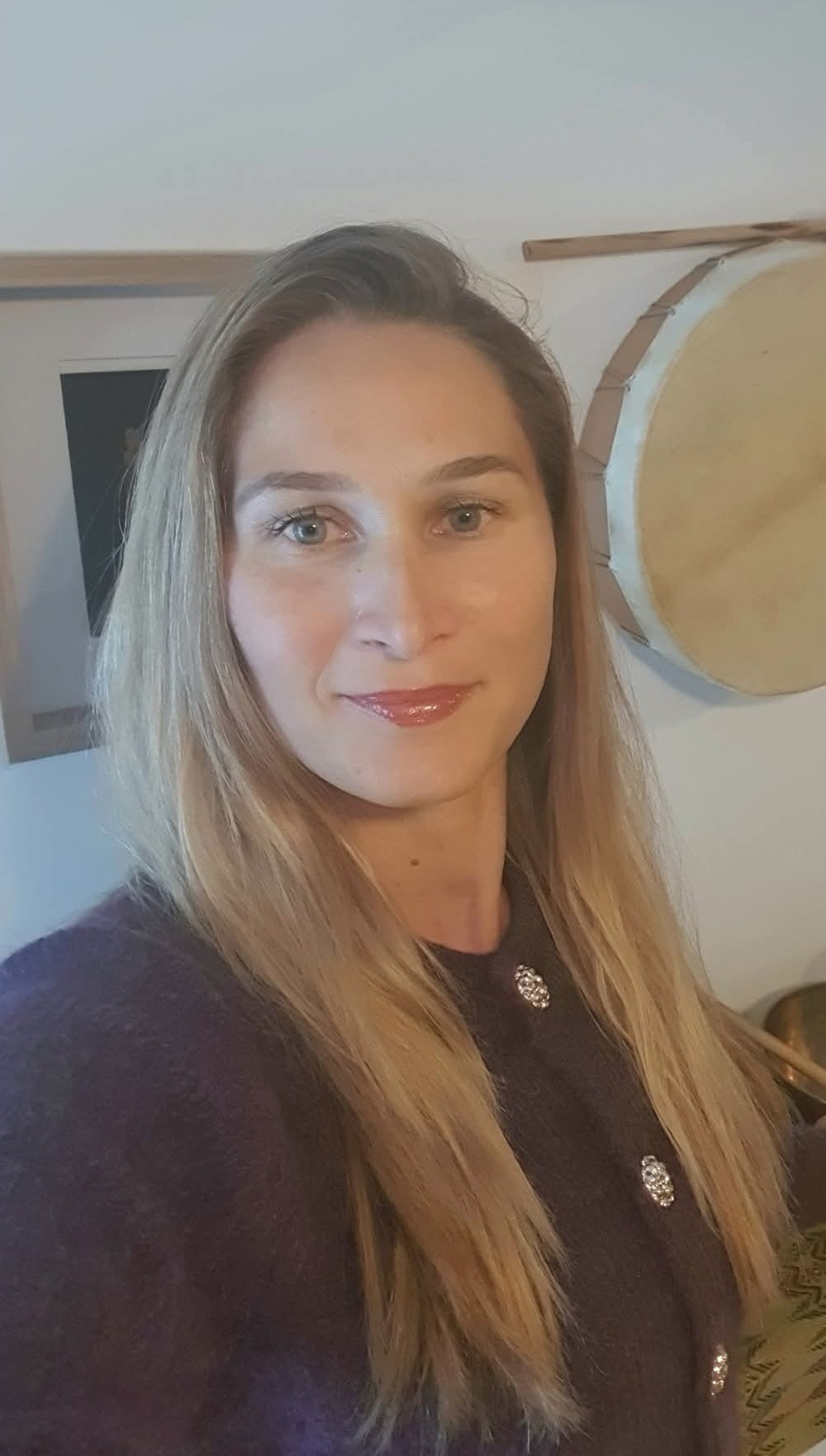 Samantha Daniel gère la société Entre Deux Mondes. Elle propose des soins énergétiques aux soignantes, aux enfants malades et aux parents.